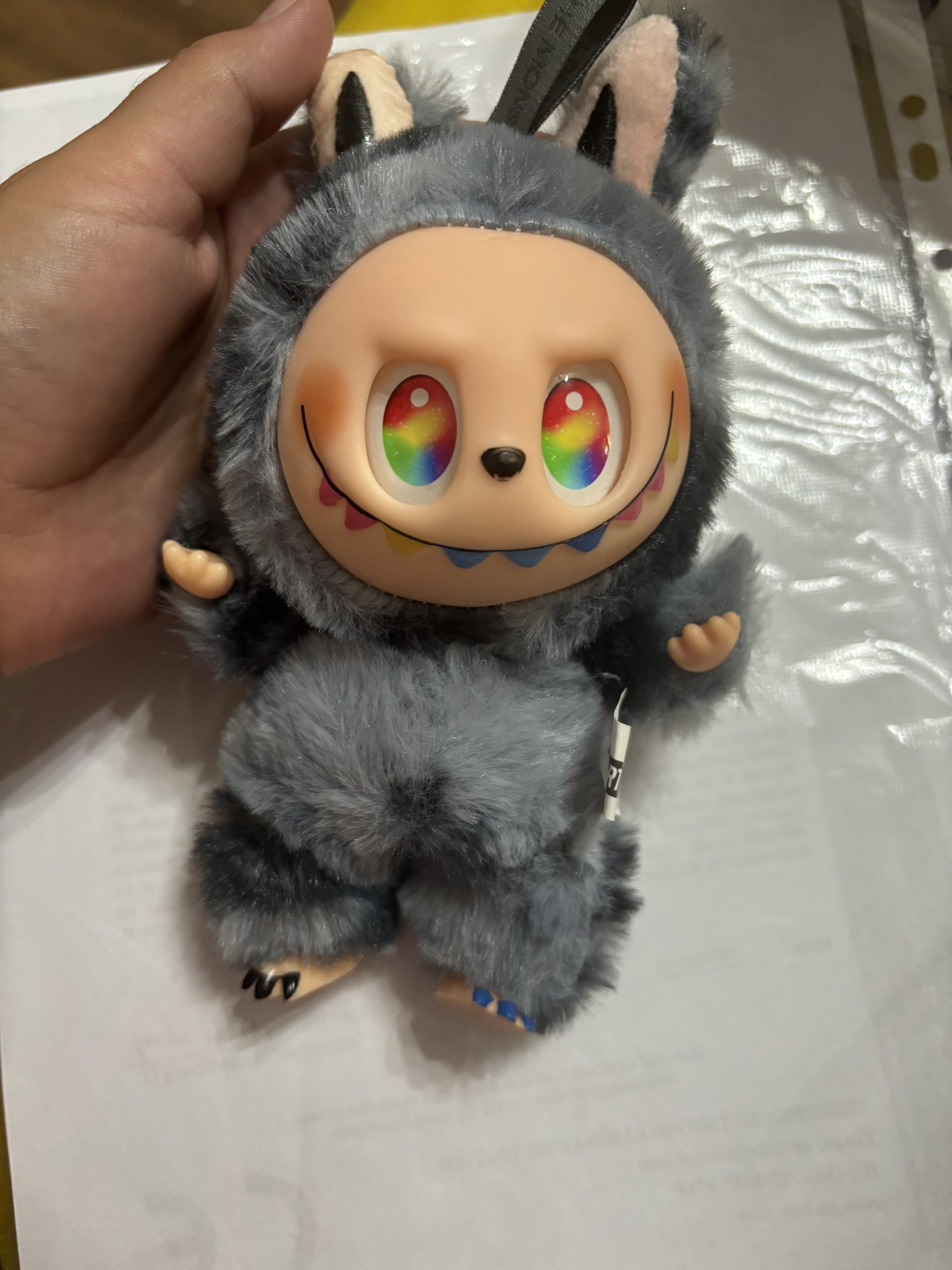 Jucarie de plus tip Labubu, editie limitata gri curcubeu - imagine 4