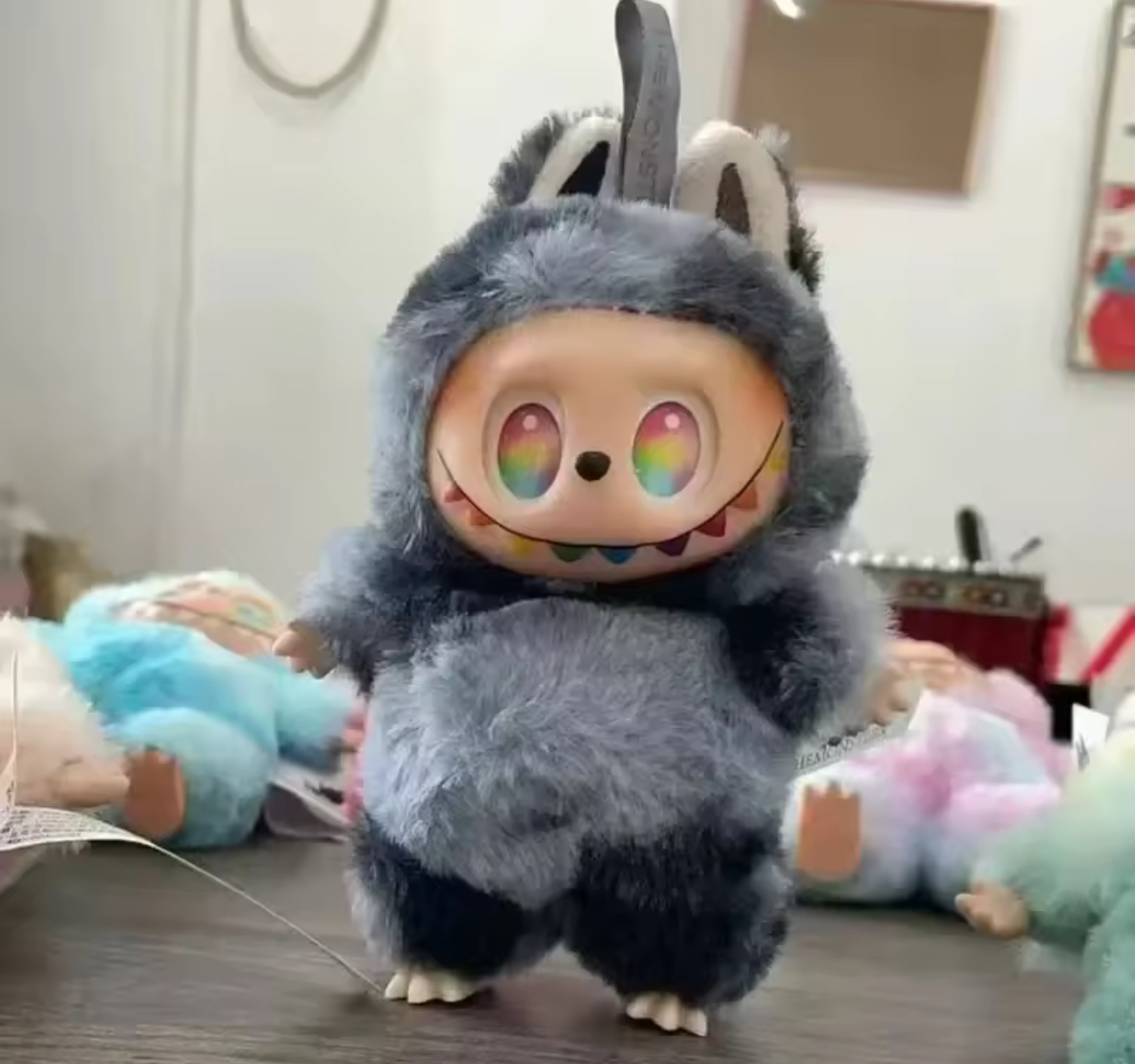 Jucarie de plus tip Labubu, editie limitata gri curcubeu - imagine 3